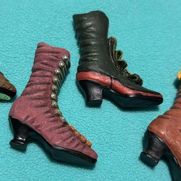 Set of 6 adorable vintage miniature womens’ porcelain or resin (?) boots - Picture 4 of 13